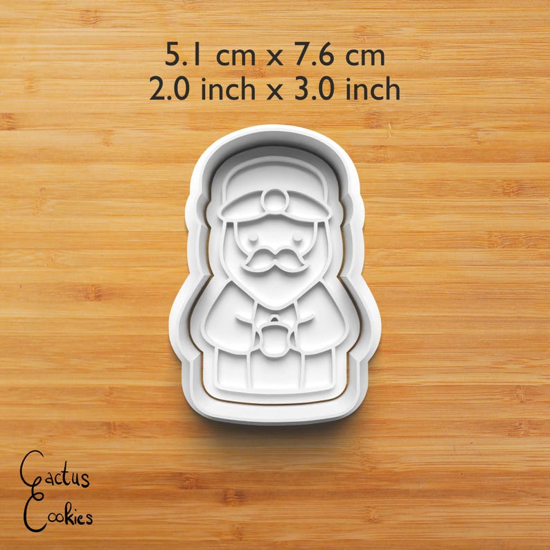 Puede incluir: Cortador de galletas de pl&aacute;stico blanco con forma de figura de Pap&aacute; Noel. El cortador mide 5,1 cm de ancho y 7,6 cm de alto. El cortador tiene un dise&ntilde;o detallado de la cara, el sombrero y el atuendo de Pap&aacute; Noel. El texto "Cactus Cookies" est&aacute; en la esquina inferior izquierda.