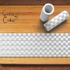 Op de afbeelding: Twee witte, cilindrische objecten met een dambordpatroon liggen op een houten oppervlak. De objecten hebben een hol midden. De woorden "Cactus Cookies" zijn in een cursief lettertype geschreven, samen met een kleine cactusillustratie.