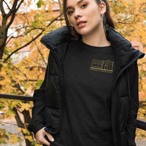 Op de afbeelding: Een zwart longsleeve t-shirt met een gouden omtrek van een gebouw en de tekst "The Tourist Tavern, Killarney Co. Kerry, Ireland".