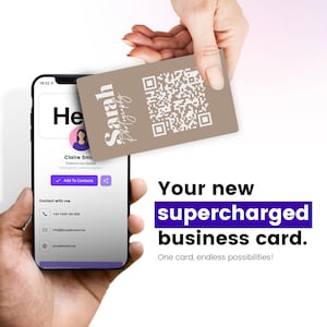 Puede incluir: Un teléfono inteligente que muestra una tarjeta de visita digital con un código QR. La tarjeta incluye el nombre "Sarah Photography", información de contacto y un botón para agregar el contacto a su teléfono. El texto "Tu nueva tarjeta de visita súper cargada. ¡Una tarjeta, infinitas posibilidades!" se muestra debajo del teléfono.