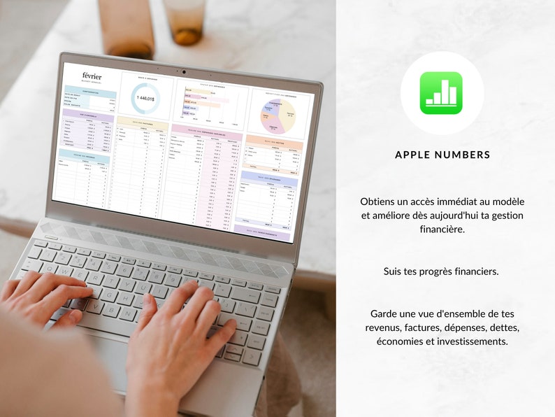 Op de afbeelding: Een persoon die een laptop gebruikt met een spreadsheet geopend op het scherm. De spreadsheet is getiteld "f&eacute;vrier" en toont financi&euml;le gegevens. De tekst aan de rechterkant van de afbeelding luidt "APPLE NUMBERS" en beschrijft de voordelen van het gebruik van de app.