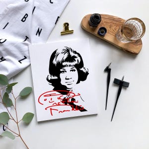 Könnte beinhalten: Schwarz-weiß-Illustration einer Frau mit kurzen Haaren. Die Frau blickt den Betrachter an. Die Illustration ist mit "Aretha Franklin" in roter Tinte signiert.
