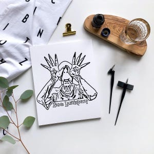 Puede incluir: Impresión en blanco y negro de arte de línea de una criatura de la película El Laberinto del Fauno. La criatura tiene dos pares de manos con ojos en las palmas. La impresión está sobre un fondo blanco y tiene las palabras "Pan's Labyrinth" escritas debajo de la criatura.