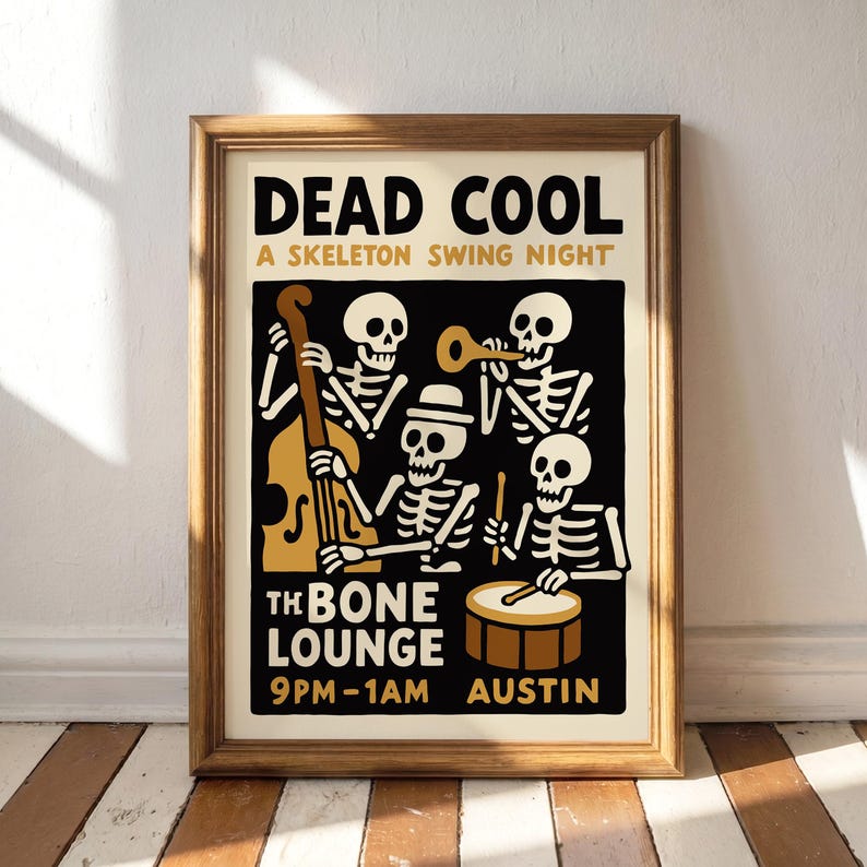 K&ouml;nnte beinhalten: Ein gerahmtes Poster mit dem Text "DEAD COOL" und "A SKELETON SWING NIGHT". Das Poster zeigt eine Band von Skelettmusikern, die Kontrabass, Trompete, Schlagzeug und Posaune spielen. Das Poster befindet sich in einem Holzrahmen.
