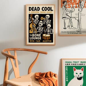 K&ouml;nnte beinhalten: Ein gerahmtes Poster mit dem Text "DEAD COOL" und "A SKELETON SWING NIGHT". Das Poster zeigt Skelettmusiker, die Instrumente spielen. Der Text "TH BONE LOUNGE 9PM-1AM AUSTIN" ist ebenfalls sichtbar.