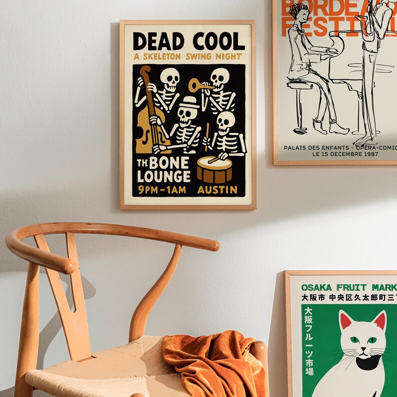 K&ouml;nnte beinhalten: Ein gerahmtes Poster mit dem Text "DEAD COOL" und "A SKELETON SWING NIGHT". Das Poster zeigt Skelettmusiker, die Instrumente spielen. Der Text "TH BONE LOUNGE 9PM-1AM AUSTIN" ist ebenfalls sichtbar.