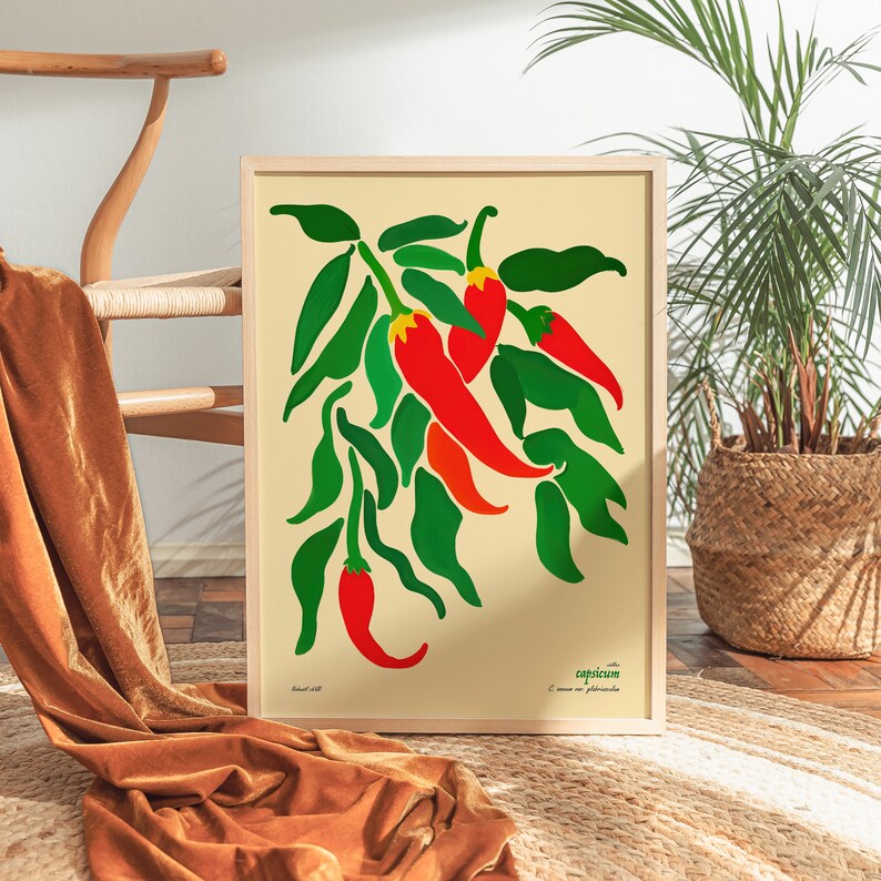 Op de afbeelding: Een botanische illustratie van rode pepers met groene bladeren op een cr&egrave;mekleurige achtergrond. De print is getiteld "Capsicum" met de Latijnse naam "Capsicum annuum" eronder.
