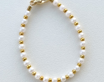 Bracelet perlé perle & or - bijoux bébé fille -cadeau saint valentin-bébé saint valentin-bracelet bébé-bracelet enfant-perles nacrées- accessoires