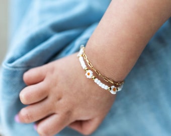 Bracelet perlé fleur blanche - bracelet bébé - bracelet bébé perlé - tenue de Pâques-panier de Pâques bébé - bijoux bébé fille - maman & moi