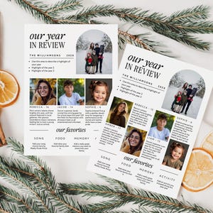 Pode incluir: Duas folhas brancas impressas com o texto "our year in review" e fotos de fam&iacute;lia. As folhas s&atilde;o decoradas com rodelas de laranja secas, paus de canela e ramos de sempre-vivas. O texto inclui "our favorites" e nomes de fam&iacute;lia.