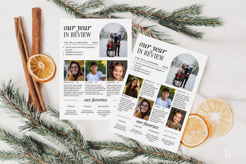 Pode incluir: Duas folhas brancas impressas com o texto "our year in review" e fotos de fam&iacute;lia. As folhas s&atilde;o decoradas com rodelas de laranja secas, paus de canela e ramos de sempre-vivas. O texto inclui "our favorites" e nomes de fam&iacute;lia.