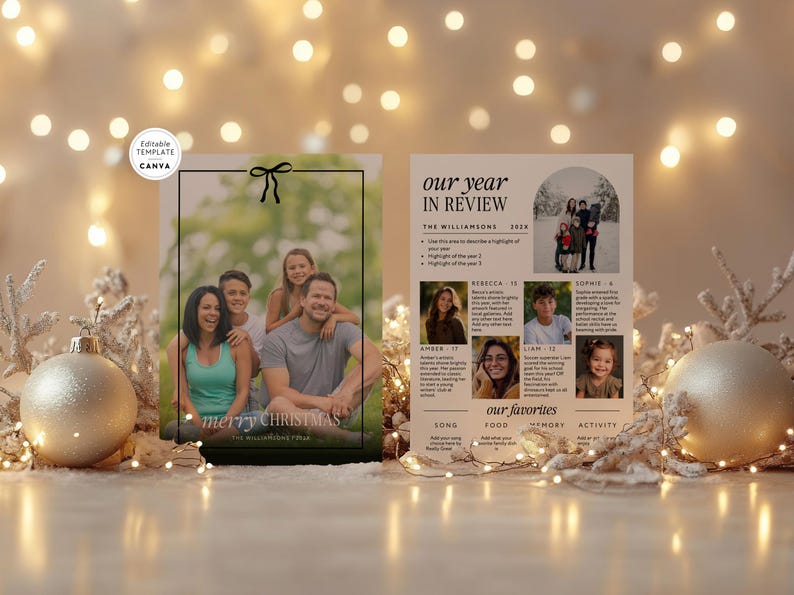 Pode incluir: Um cart&atilde;o de Natal com uma foto de fam&iacute;lia e o texto "Merry Christmas". O cart&atilde;o tem uma borda preta e um la&ccedil;o decorativo. O segundo cart&atilde;o diz "Our Year in Review".