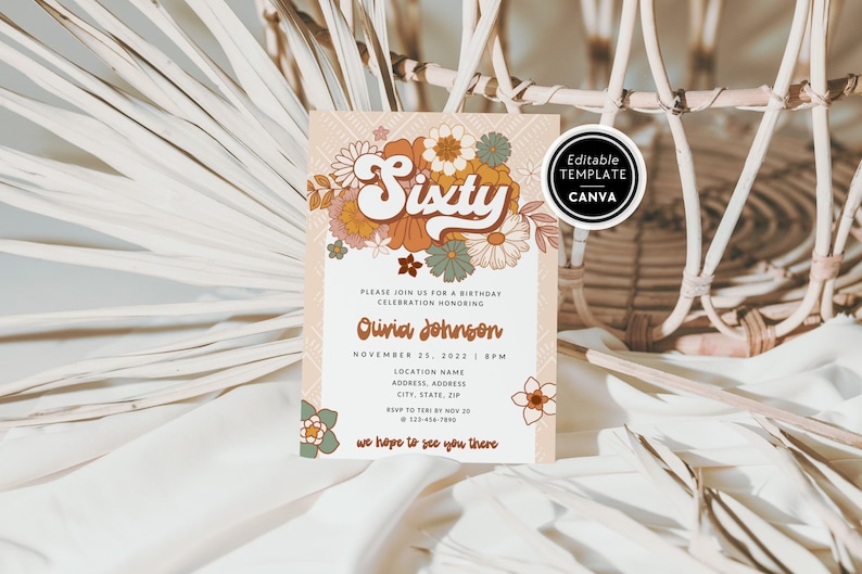 Puede incluir: Una invitaci&oacute;n de color melocot&oacute;n con un dise&ntilde;o floral y el texto "Sixty" en una fuente retro. La invitaci&oacute;n es para una celebraci&oacute;n de cumplea&ntilde;os en honor a Olivia Johnson el 25 de noviembre de 2022 a las 8 pm. La invitaci&oacute;n incluye el nombre del lugar, la direcci&oacute;n, la ciudad, el estado, el c&oacute;digo postal y la informaci&oacute;n de RSVP.