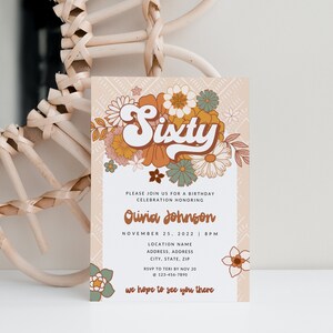 Puede incluir: Una invitaci&oacute;n de color melocot&oacute;n con un dise&ntilde;o floral y el texto "Sixty" en una fuente retro. La invitaci&oacute;n es para una celebraci&oacute;n de cumplea&ntilde;os en honor a Olivia Johnson el 25 de noviembre de 2022 a las 8 PM. La invitaci&oacute;n incluye el nombre del lugar, la direcci&oacute;n, la ciudad, el estado, el c&oacute;digo postal y la informaci&oacute;n de RSVP.