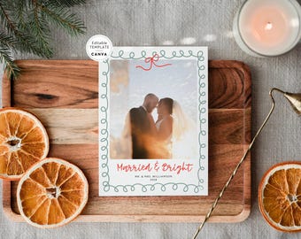 Könnte beinhalten: Eine rechteckige Hochzeitsfotokarte mit grünem Schleifenrand, einer roten Schleifengrafik und dem Text Married & Bright, Mr. & Mrs. Williamson, 2028. Die Mitte zeigt ein Foto eines Paares in Hochzeitskleidung.