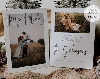 Puede incluir: Dos tarjetas navideñas con fotos familiares y el texto "Happy Holidays" y "Wishing you a wonderful holiday season filled with joy, laughter, & love." Las tarjetas están sobre una superficie beige con pequeños árboles de Navidad decorativos.