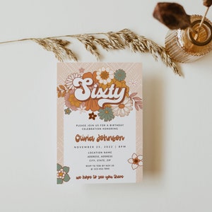 Puede incluir: Una invitaci&oacute;n de color melocot&oacute;n con un dise&ntilde;o floral y el texto "Sixty" en una fuente retro. La invitaci&oacute;n es para una celebraci&oacute;n de cumplea&ntilde;os en honor a Olivia Johnson el 25 de noviembre de 2022 a las 8 pm. La invitaci&oacute;n incluye la ubicaci&oacute;n, la direcci&oacute;n, la ciudad, el estado, el c&oacute;digo postal y la informaci&oacute;n de RSVP.