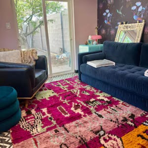 Boujaad Marokkanischer Wolteppich – Handgewebter Rosa & Senffarbener Teppich – Boho Wohnzimmer Dekor – Geometrischer Vintage Berber Teppich