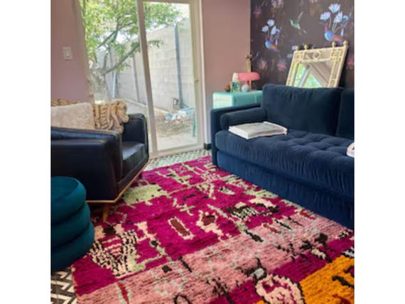 Boujaad Marokkanischer Wollteppich – Handgewebter Rosa & Senffarbener Teppich – Boho Wohnzimmer Dekor – Geometrischer Vintage Berber Teppich