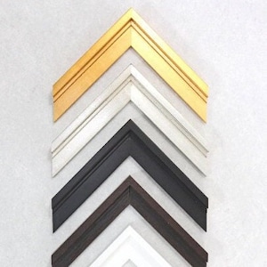 Puede incluir: Cinco marcos de fotos en diferentes colores y estilos. Los marcos están dispuestos en una pila, con el marco más grande en la parte inferior y el marco más pequeño en la parte superior. Los marcos están hechos de madera y tienen una variedad de acabados, incluyendo oro, plata, negro y blanco.