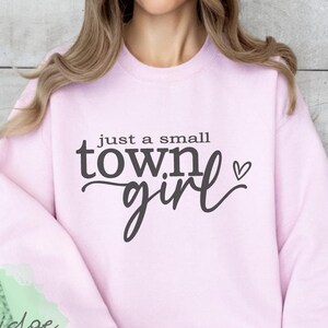 Solo una ragazza di una piccola città SVG, Ragazza di una piccola città, Ragazza di campagna, Piccola città, Modalità mamma, Ragazza del sud, Vita di campagna, Citazione positiva, Maglietta per adolescenti