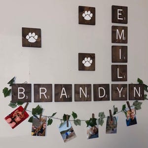 Decorazione murale personalizzata con lettere Scrabble da 3,5" x 3,5" / Cartello personalizzato con nome di famiglia / Tessere in legno con lettere