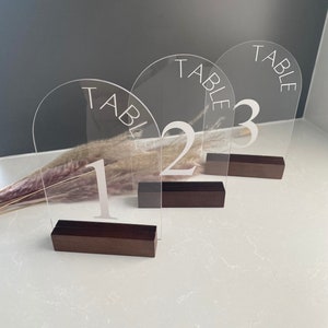 Sinais de número de mesa acrílico em arco para sinais de mesa de casamento Sinal acrílico personalizado para decoração de mesa Decoração de sinal de número de mesa de recepção de casamento