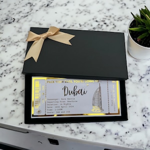 Dubaï, Émirats arabes unis, vacances, avion, passe, faux billet d'avion, personnalisé, anniversaire, anniversaire, poule, cadeau de luxe, surprise, révéler, bon