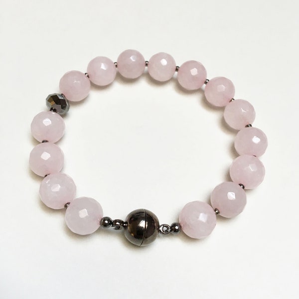 Bracelet en quartz rose, bracelet simple brin avec perle briolette noire Swarovski, bracelet avec fermoir magnétique