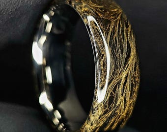 Banda de boda/aniversario de fibra de carbono jaspeada en oro con núcleo de anillo de titanio.