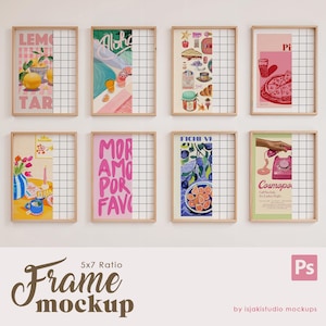 Puede incluir: Maqueta de ocho impresiones enmarcadas diferentes con una proporción de 5x7. Los marcos son de madera clara y las impresiones presentan varios diseños y textos coloridos. Las impresiones están dispuestas en dos filas de cuatro en una pared blanca.