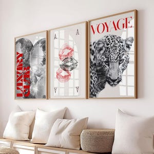 Op de afbeelding: Drie ingelijste kunstdrukken. De linkerprint toont discoballen en het woord "LUXURY" in het rood. De middelste print toont een speelkaart met rode en zwarte lippen. De rechterprint toont een luipaard en het woord "VOYAGE" in het rood.
