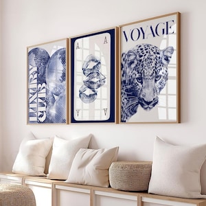 Puede incluir: Tres obras de arte enmarcadas con un tema azul y blanco. Una presenta bolas de discoteca con el texto "LUXURY CLUB", otra muestra una carta de juego con labios, y la última un leopardo con la palabra "VOYAGE".