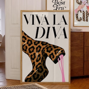 Puede incluir: Una impresión enmarcada con una bota de estampado de leopardo que gotea pintura rosa. La impresión dice "Viva La Diva" en texto negro.