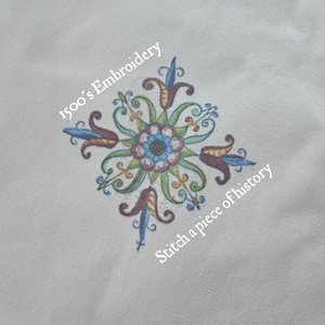 Könnte beinhalten: Detailliertes, farbenfrohes Stickdesign mit floralen und scrollartigen Elementen in Blau-, Grün-, Braun- und Gelbtönen. Der Text "1500's Embroidery" und "Stitch a piece of history" ist enthalten.