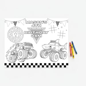 Puede incluir: Un mantel individual para colorear en blanco y negro con el texto "MASON'S 4TH BIRTHAY JAM". El mantel individual presenta ilustraciones de monster trucks, un laberinto y tres en raya. Tres crayones rojos, amarillos y azules est&aacute;n a la derecha.