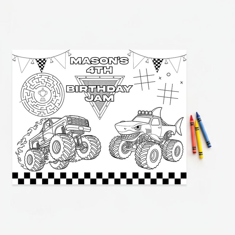 Puede incluir: Un mantel individual para colorear en blanco y negro con el texto "MASON'S 4TH BIRTHAY JAM". El mantel individual presenta ilustraciones de monster trucks, un laberinto y tres en raya. Tres crayones rojos, amarillos y azules est&aacute;n a la derecha.