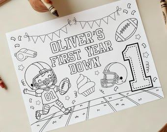 Pode incluir: Página para colorir em preto e branco com o texto "OLIVER'S FIRST YEAR DOWN". A página apresenta ilustrações com tema de futebol, incluindo uma bola de futebol, um capacete e um jogador de futebol de desenho animado. Um grande número "1" também está presente.