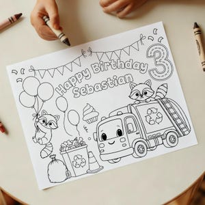 Op de afbeelding: Zwart-wit kleurplaat met de tekst "Happy Birthday Sebastian" en het nummer "3". De pagina bevat illustraties van wasberen, ballonnen, een cupcake, een recyclingvrachtwagen en een vuilnisbak.