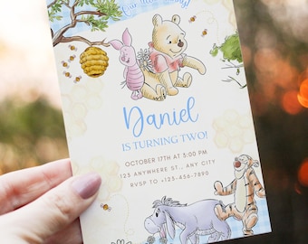 Puede incluir: Una invitación personalizada con personajes de Winnie the Pooh. El diseño incluye ilustraciones de Pooh, Piglet, Tigger y Eeyore. El texto dice "¡Daniel cumple dos años!" con detalles del evento. El fondo tiene un patrón de cuadros vichy azul claro.