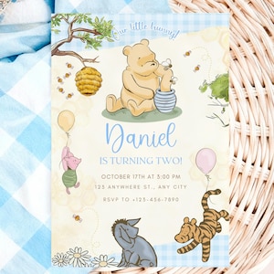Invitación de cumpleaños clásica de Winnie the Pooh, diseño vichy azul, para el primer cumpleaños de la pequeña Pooh, estilo vintage, para cualquier edad (A06)