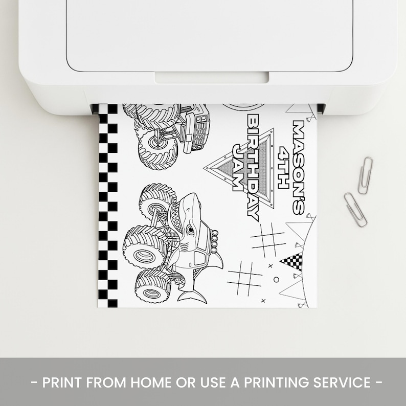 Puede incluir: Una hoja imprimible en blanco y negro sale de una impresora. La hoja presenta un dise&ntilde;o de cami&oacute;n monstruo y de cami&oacute;n monstruo con tem&aacute;tica de tibur&oacute;n, con el texto "MASON'S 4TH BIRTHDAY JAM". La hoja tambi&eacute;n incluye elementos decorativos.