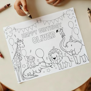 以下が含まれることがあります： 「HAPPY BIRTHDAY OLIVER」の文字と、キリン、サル、ワニ、ライオン、ゾウのイラストが描かれた白黒の塗り絵。すべてパーティーハットをかぶっています。風船とオオハシも描かれています。
