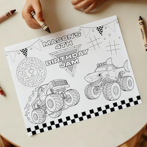 Puede incluir: P&aacute;gina para colorear en blanco y negro con camiones monstruo, un laberinto y el texto "MASON'S 4TH BIRTHDAY JAM". La p&aacute;gina incluye elementos decorativos como banderas a cuadros y s&iacute;mbolos de tres en raya.
