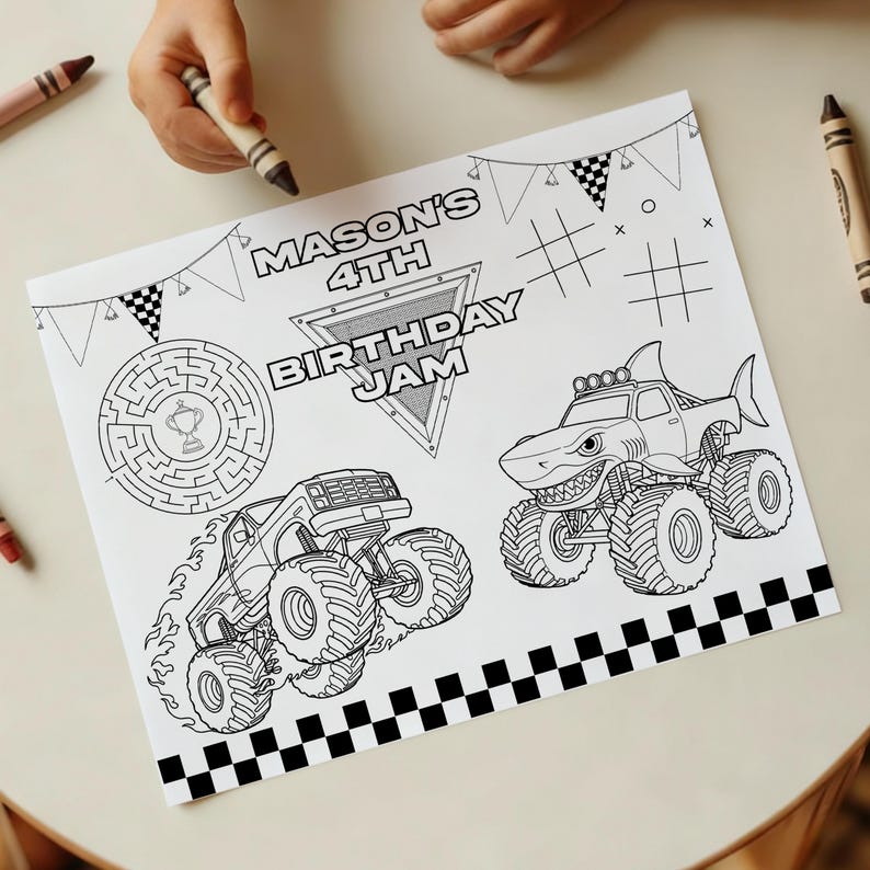 Puede incluir: P&aacute;gina para colorear en blanco y negro con camiones monstruo, un laberinto y el texto "MASON'S 4TH BIRTHDAY JAM". La p&aacute;gina incluye elementos decorativos como banderas a cuadros y s&iacute;mbolos de tres en raya.