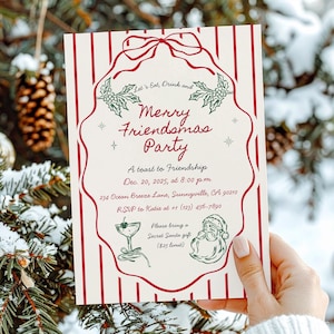 Op de afbeelding: Een feestelijke uitnodiging voor een "Merry Friendsmas Party" met rood-witte strepen. De uitnodiging bevat de feestdetails: datum, tijd en locatie. Het ontwerp bevat hulst, sterren en een kerstman-afbeelding.