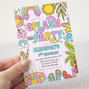 Op de afbeelding: Een pastelkleurige uitnodiging voor een "Splash Pad Party" met de tekst "Join us for a Splash Pad Party to Celebrate Madison's 7th Birthday". Het ontwerp bevat illustraties van een regenboog, zon, strandbal en andere zomerthema's.