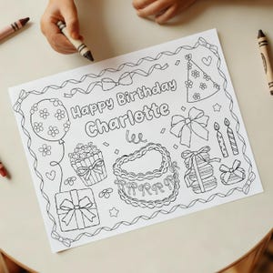 Może przedstawiać: Czarno-biała strona do kolorowania z napisem "Happy Birthday Charlotte" i różnymi ilustracjami urodzinowymi, w tym balonem, ciastem, prezentami i czapeczką urodzinową. Widoczne są kredki.