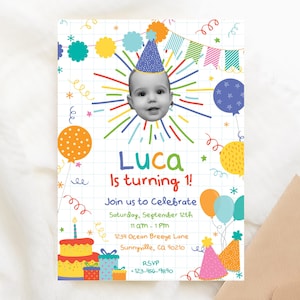 Può includere: Un colorato invito di compleanno con la scritta "Luca compie 1 anno!" con la faccia di un bambino, cappellini, palloncini e coriandoli. L'invito include i dettagli dell'evento.