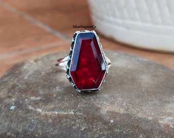 Anillo de plata con granate en forma de ataúd, anillo de plata de ley 925 con detalle de piedra preciosa única, anillo con diseño audaz estilo imperio, joyería de moda que marca tendencia.